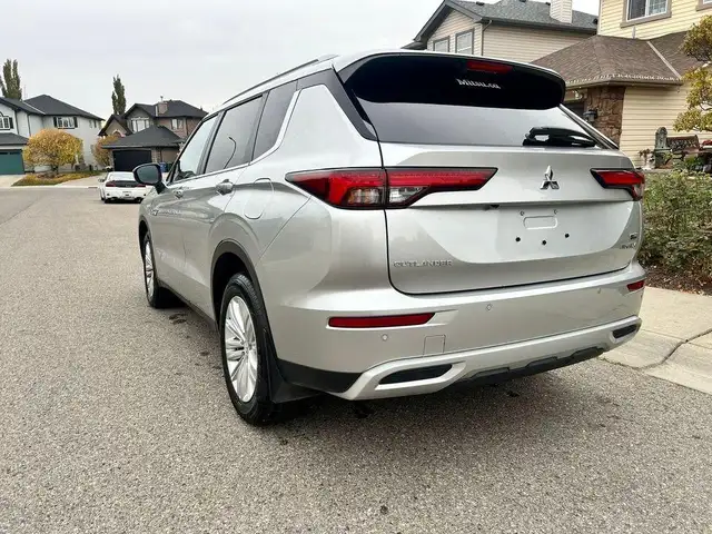 2024 Mitsubishi Outlander Plug-In LE S-AWC - Photo 4
