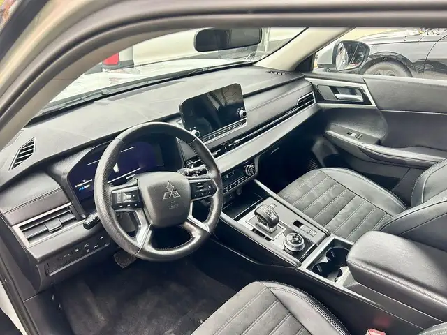 2024 Mitsubishi Outlander Plug-In LE S-AWC - Photo 5