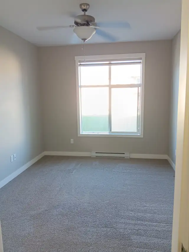 $1385/1 Bedroom/1 Bathroom Plus Den - April 1st - Photo 5