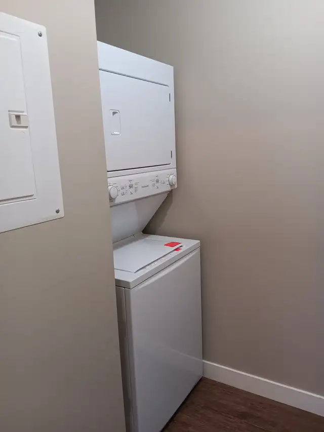 $1385/1 Bedroom/1 Bathroom Plus Den - April 1st - Photo 7