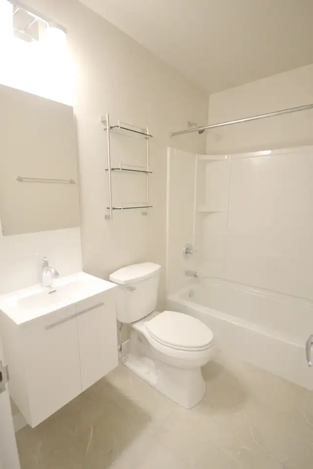 Newly reno'd, bright 1-bedroom suite downtown! - Photo 4