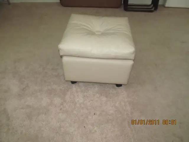 FOOTSTOOL ON WHEELS ( HASSOCK )