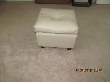 FOOTSTOOL ON WHEELS ( HASSOCK )