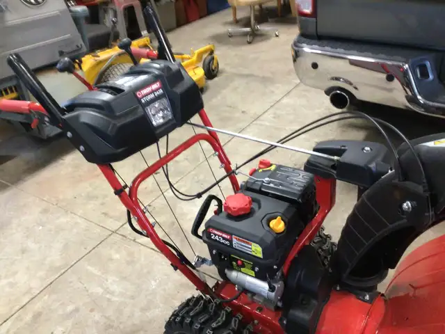 TROY BILT SNOWBLOWER - Photo 2