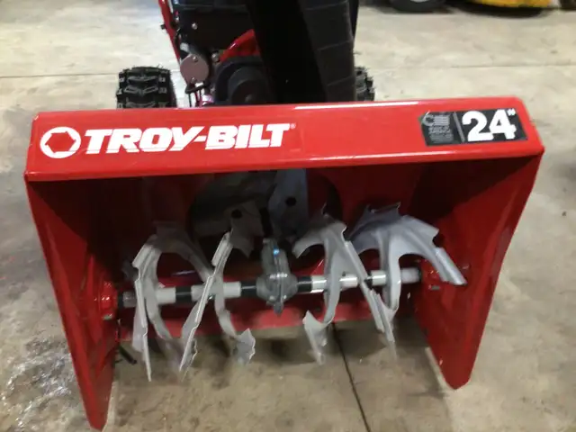 TROY BILT SNOWBLOWER - Photo 3