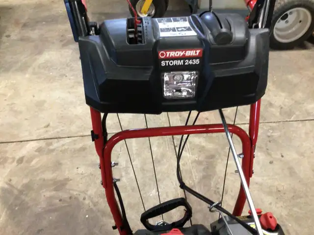 TROY BILT SNOWBLOWER - Photo 4