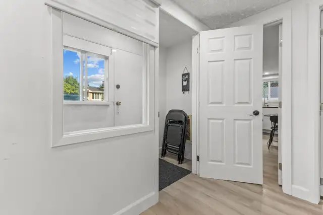 CLEAN NEW RENOVATED 3 1/2 - Photo 3