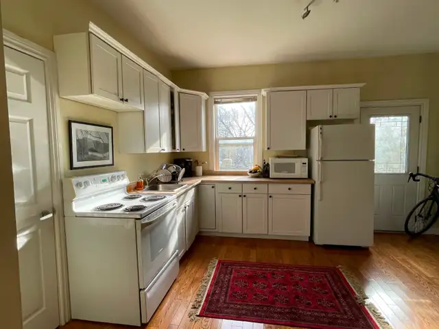 Stunning Main Floor Apartment Close To It All - Photo 2