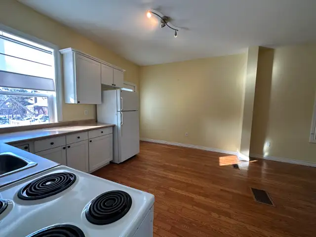 Stunning Main Floor Apartment Close To It All - Photo 3