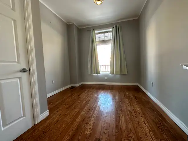 Stunning Main Floor Apartment Close To It All - Photo 6