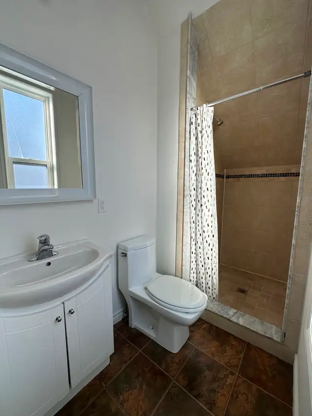 Stunning Main Floor Apartment Close To It All - Photo 7