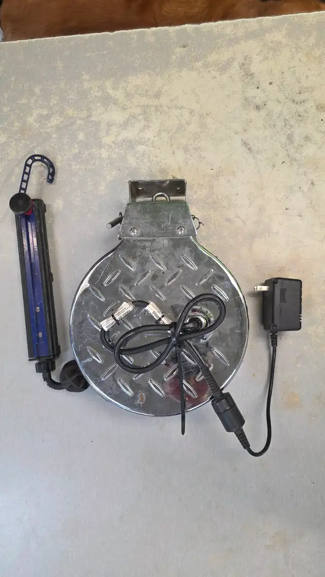 HemiTech 4 LED Retractable 40ft Work Light - Photo 2