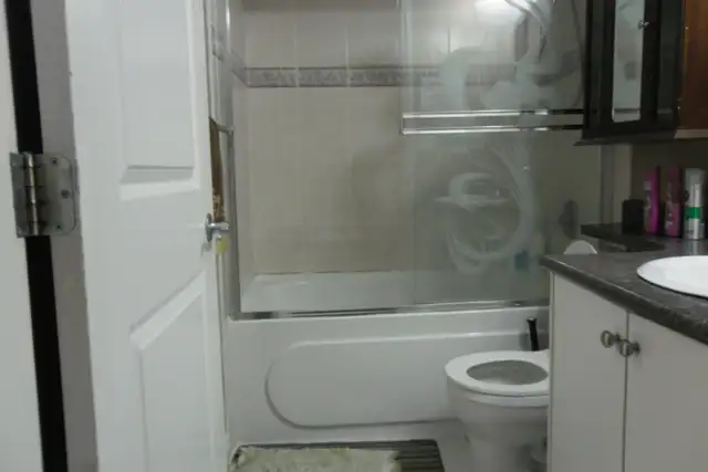 furnished rooms for rent near Royal Oak Skytrain and Metrotown - Photo 4