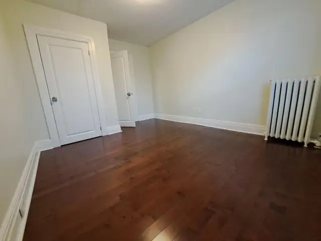 Bright Renovated 4 Bedroom Upper Unit - Loft   Parking - Oshawa - Photo 6