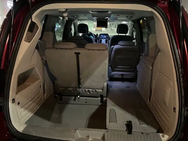 2010 Chrysler Town & Country Van, Safetied - Photo 6