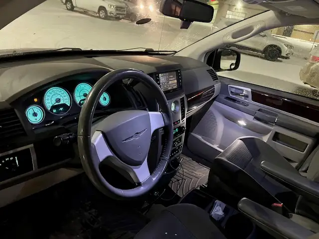 2010 Chrysler Town & Country Van, Safetied - Photo 7