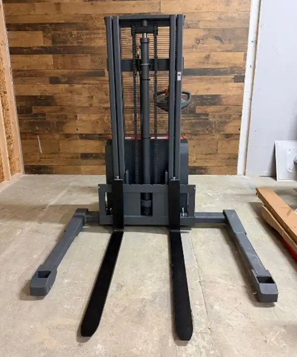 NEW ELECTRIC PALLET STACKER / JACK - 3300 LB CAPACITY - 98' LIFT