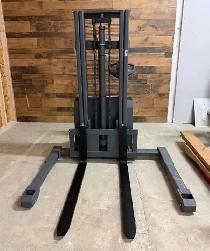 NEW ELECTRIC PALLET STACKER / JACK - 3300 LB CAPACITY - 98' LIFT