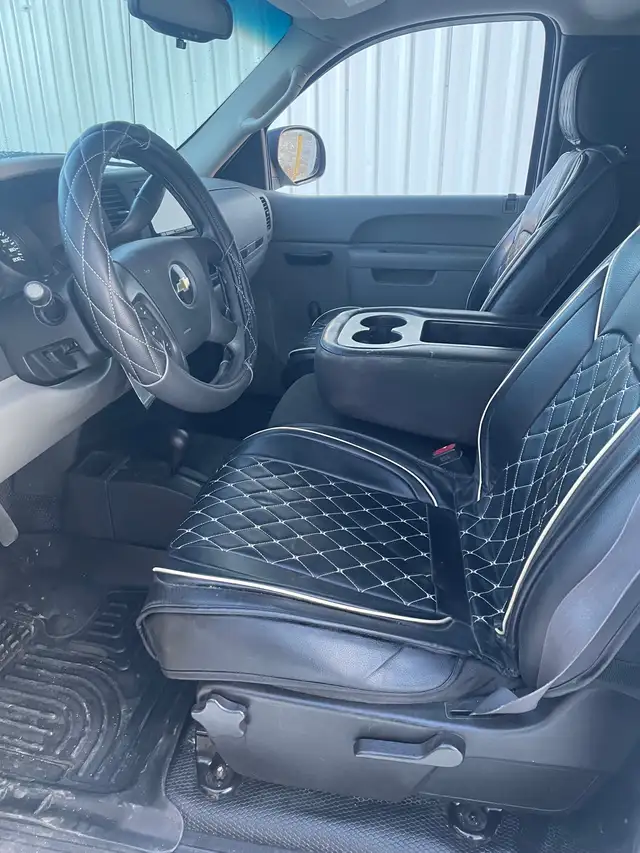 2011 Chevrolet Silverado 1500 8FT box 4x4 330,000k$5800obo - Photo 2