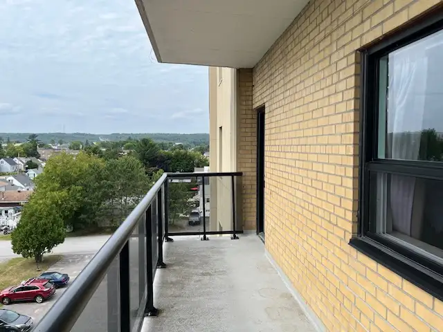 Spacious Corner Unit w Balcony – Secure Bldg w Elevator - Photo 2