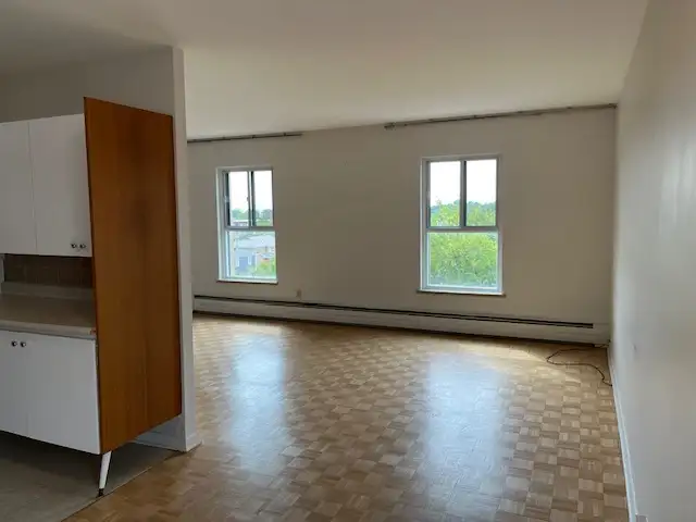 Spacious Corner Unit w Balcony – Secure Bldg w Elevator - Photo 4