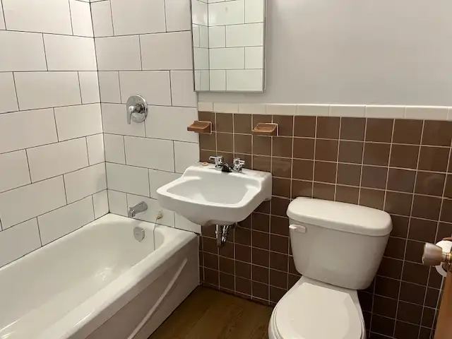 Spacious Corner Unit w Balcony – Secure Bldg w Elevator - Photo 10