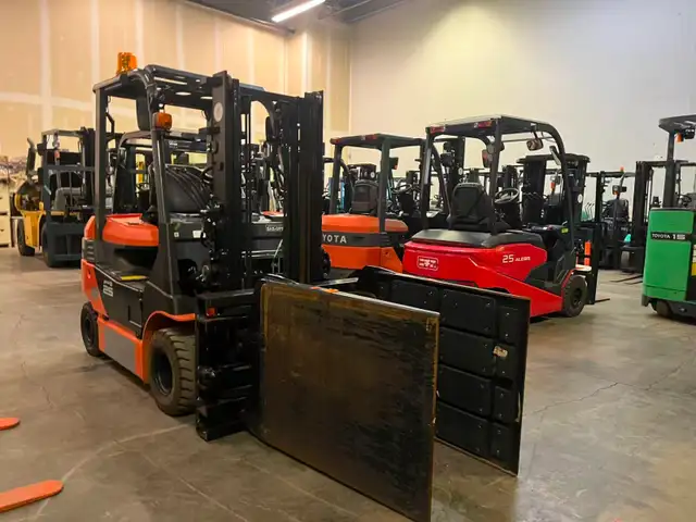 Toyota 5500 Electric Clamp Forklift