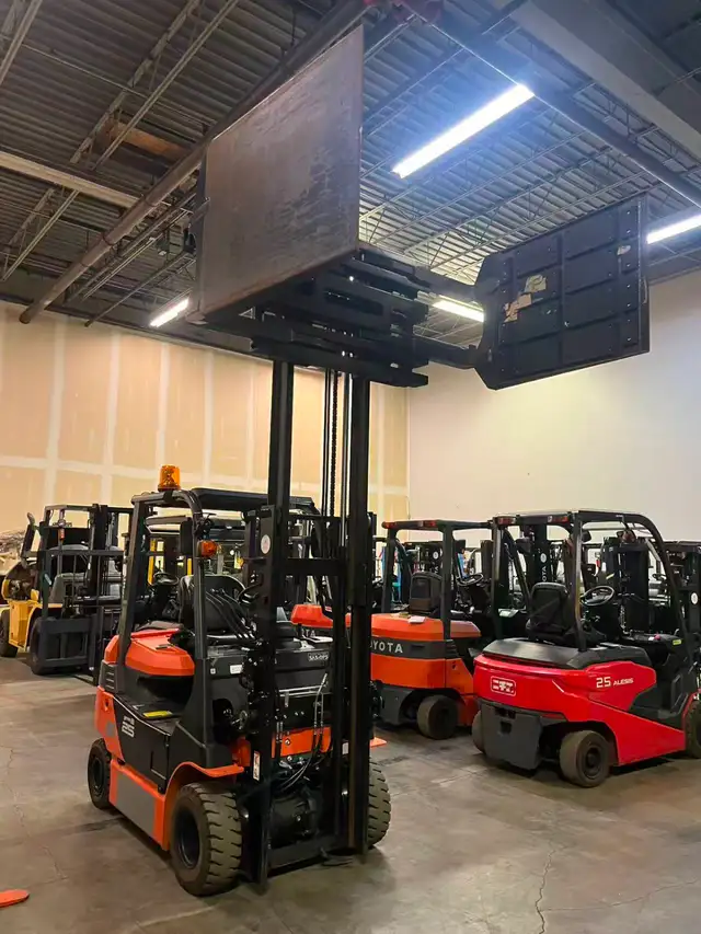 Toyota 5500 Electric Clamp Forklift - Photo 2