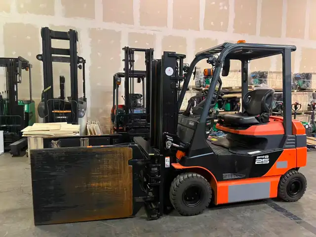 Toyota 5500 Electric Clamp Forklift - Photo 3