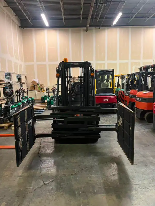 Toyota 5500 Electric Clamp Forklift - Photo 4