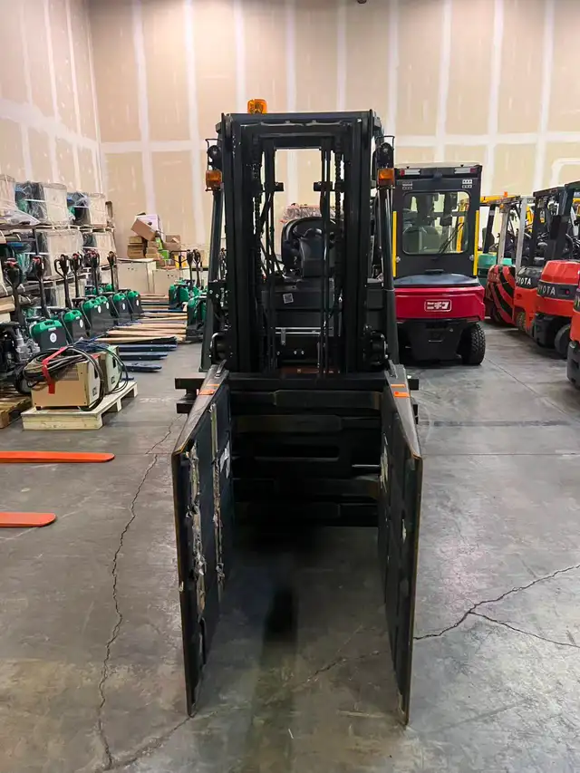 Toyota 5500 Electric Clamp Forklift - Photo 5