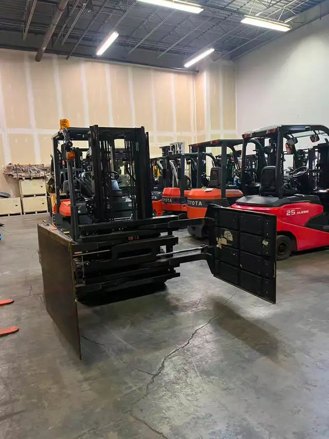 Toyota 5500 Electric Clamp Forklift - Photo 6