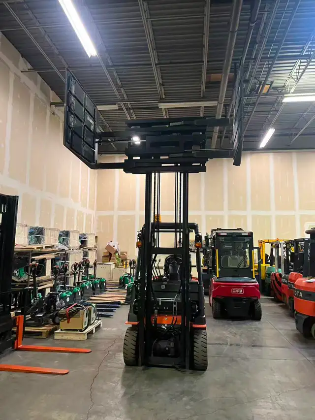 Toyota 5500 Electric Clamp Forklift - Photo 7
