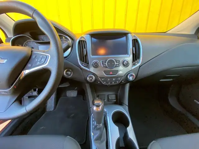 2017 Chevrolet Cruze LT - SUNROOOF, BLUETOOTH, HEATED SEATS - Photo 15