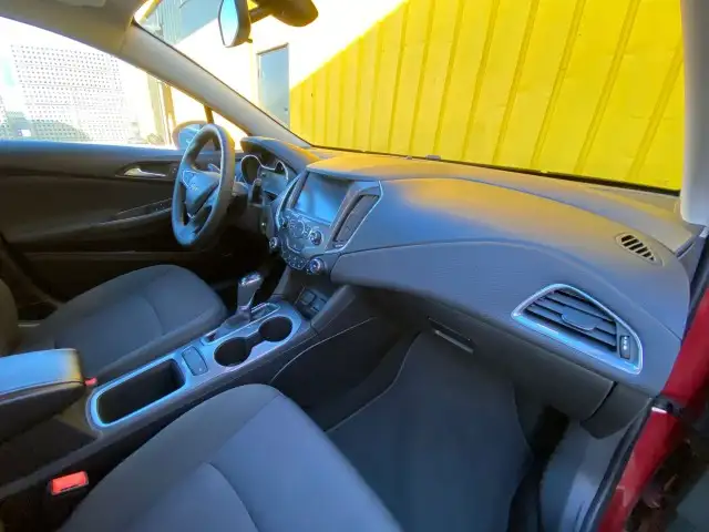 2017 Chevrolet Cruze LT - SUNROOOF, BLUETOOTH, HEATED SEATS - Photo 26