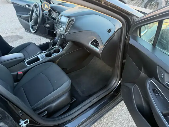 2017 Chevrolet Cruze 4dr Sdn 1.4L LT w/1SD - Photo 4