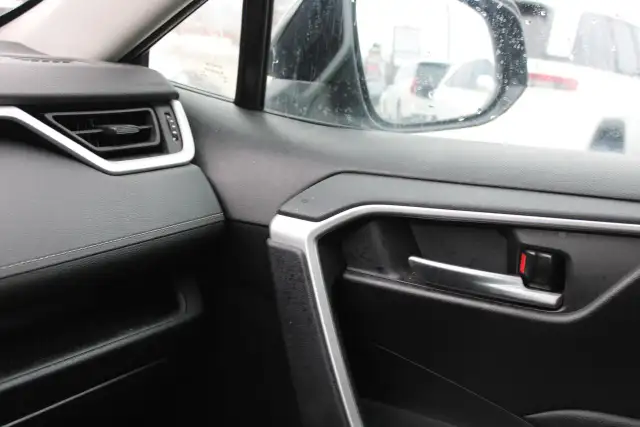 2024 Toyota RAV4 XLE - Photo 9