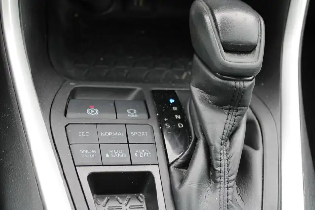 2024 Toyota RAV4 XLE - Photo 10