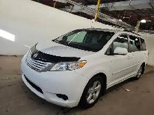 2017 Toyota Sienna LE - Photo 2