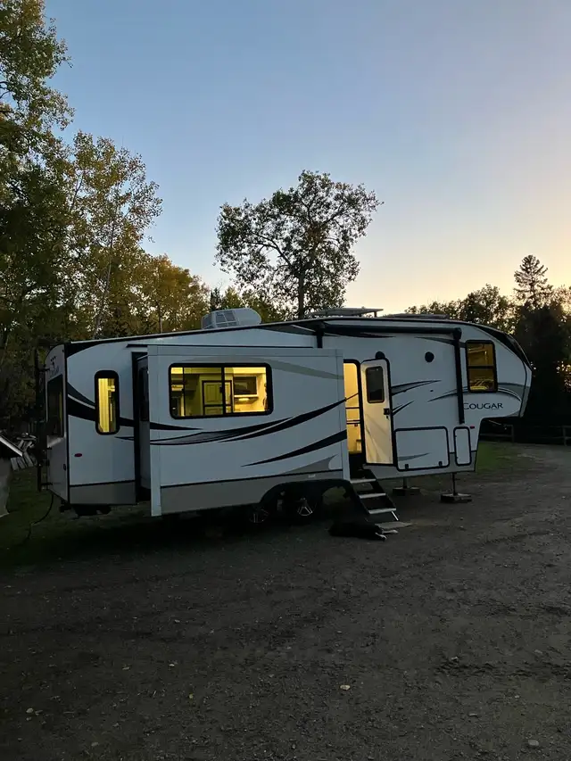 2022 Cougar 27sgs fifth wheel - Photo 2