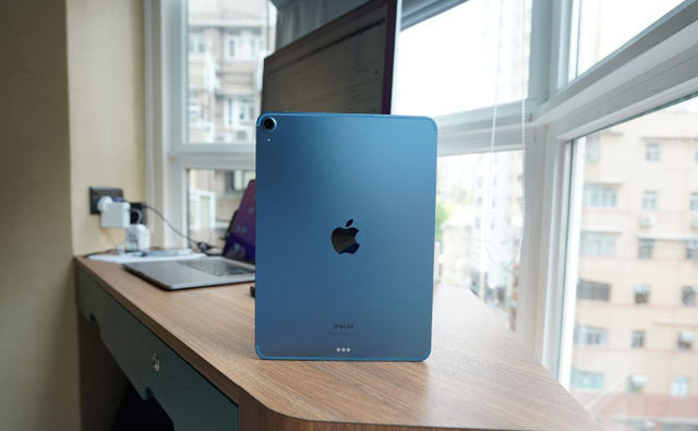 Unlocked Apple iPad AIR 5-64GB FOR $449 with 1 year warranty!