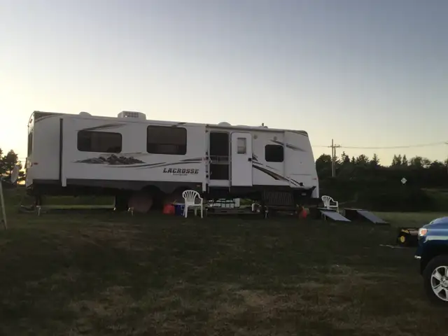 2013 LACROSSE  32’ Travel Trailer