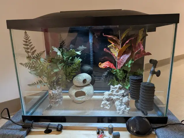 AQUARIUM. 20 GALLONS