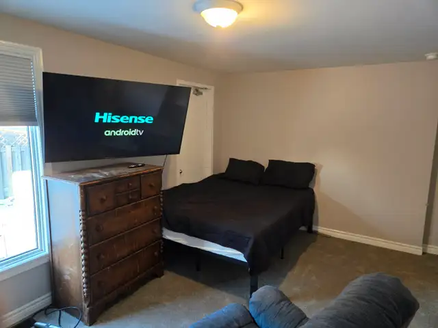 ONE MONTH FREE RENT! c/w ensuite Jacuzzi, 50' 4K TV c/w Netflix, - Photo 2