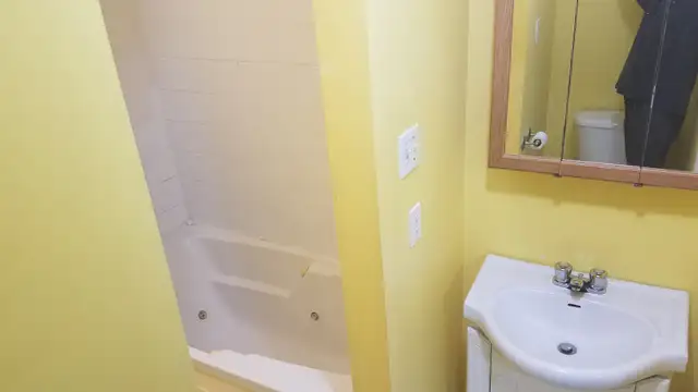 ONE MONTH FREE RENT! c/w ensuite Jacuzzi, 50' 4K TV c/w Netflix, - Photo 5