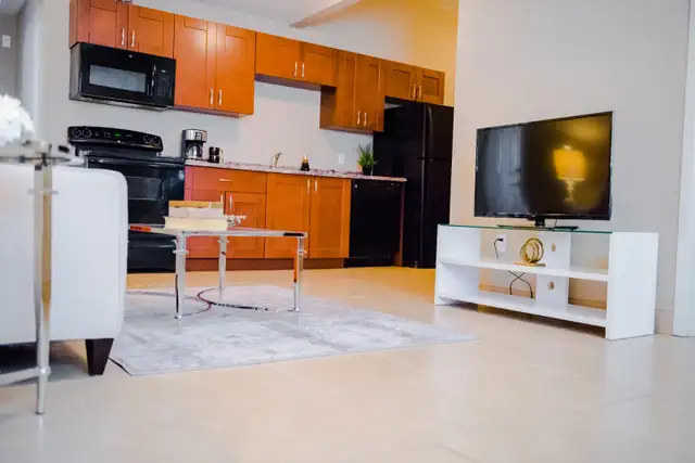 Room with ensuite available for Sep 1st Prime location - Photo 2