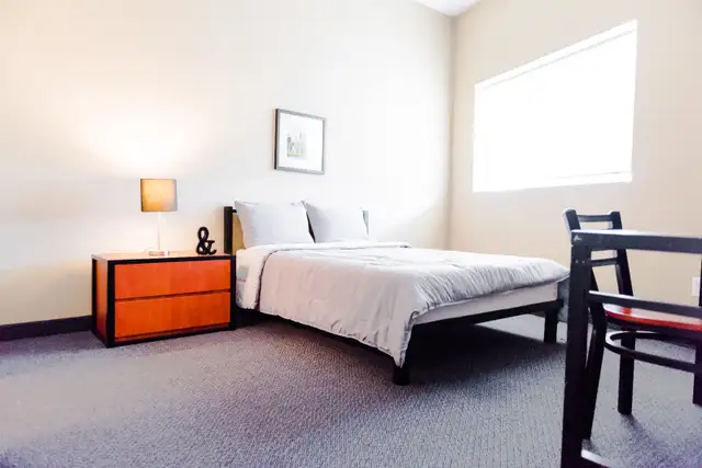 Room with ensuite available for Sep 1st Prime location - Photo 3