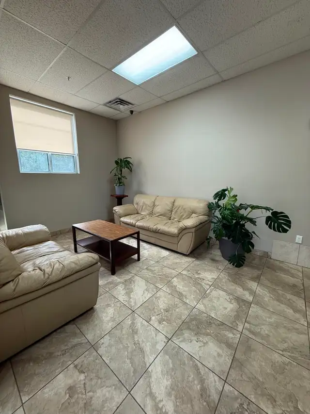 Room with ensuite available for Sep 1st Prime location - Photo 6