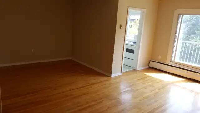 DORVAL : Large 2.5  For April, $780/m