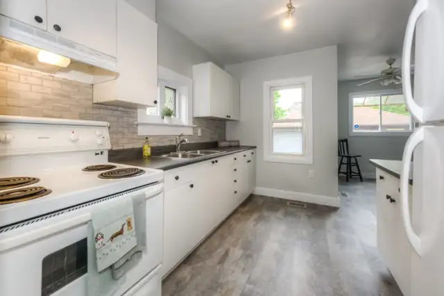 Large 2 Bedroom Apartment for Rent - Photo 2